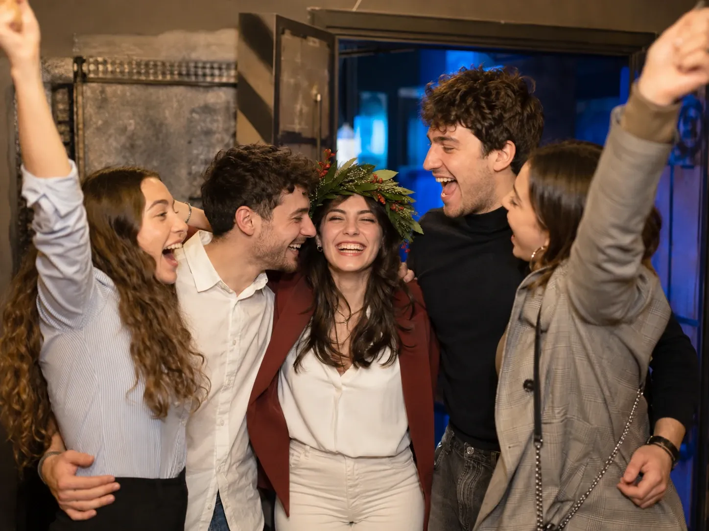 Un gruppo festeggia la laurea prima dell'avventura